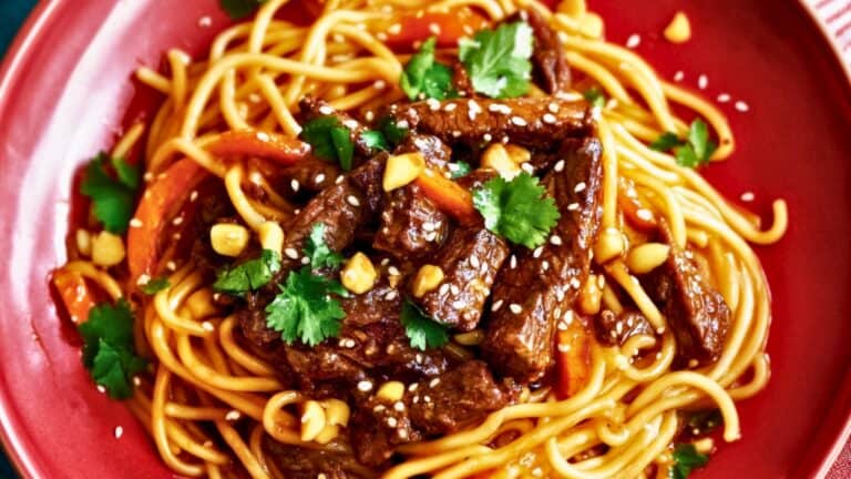Easy & Delicious Sesame Beef Noodles You'll Love 3 Easy & Delicious Sesame Beef Noodles You'll Love - Saucy Sesame Beef Noodles midia