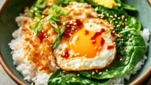 Flavor-Packed 15 Min Sesame Chile Rice Bowls with Fried Eggs 1 Flavor-Packed 15 Min Sesame Chile Rice Bowls with Fried Eggs - Sesame Chile Fried Egg Rice Bowls midia