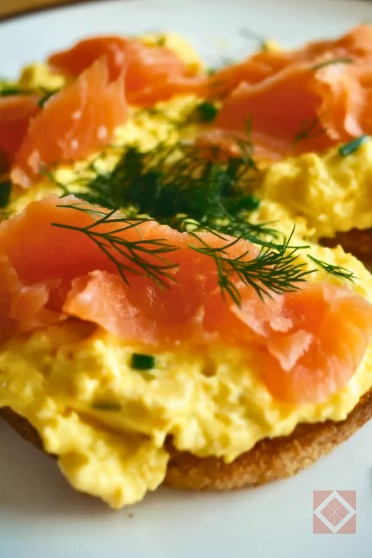12 Mediterranean DASH Diet Breakfasts That Don’t Taste Like You're Dieting 6 12 Mediterranean DASH Diet Breakfasts That Don’t Taste Like You're Dieting - Smoked Salmon Egg Scramble with Dill and Chives pin 1 midia