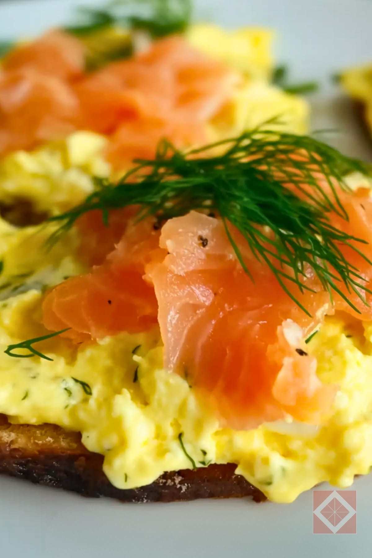 Easy DASH Diet Scramble With Smoked Salmon 4 Easy DASH Diet Scramble With Smoked Salmon - Smoked Salmon Egg Scramble with Dill and Chives pin 2 midia