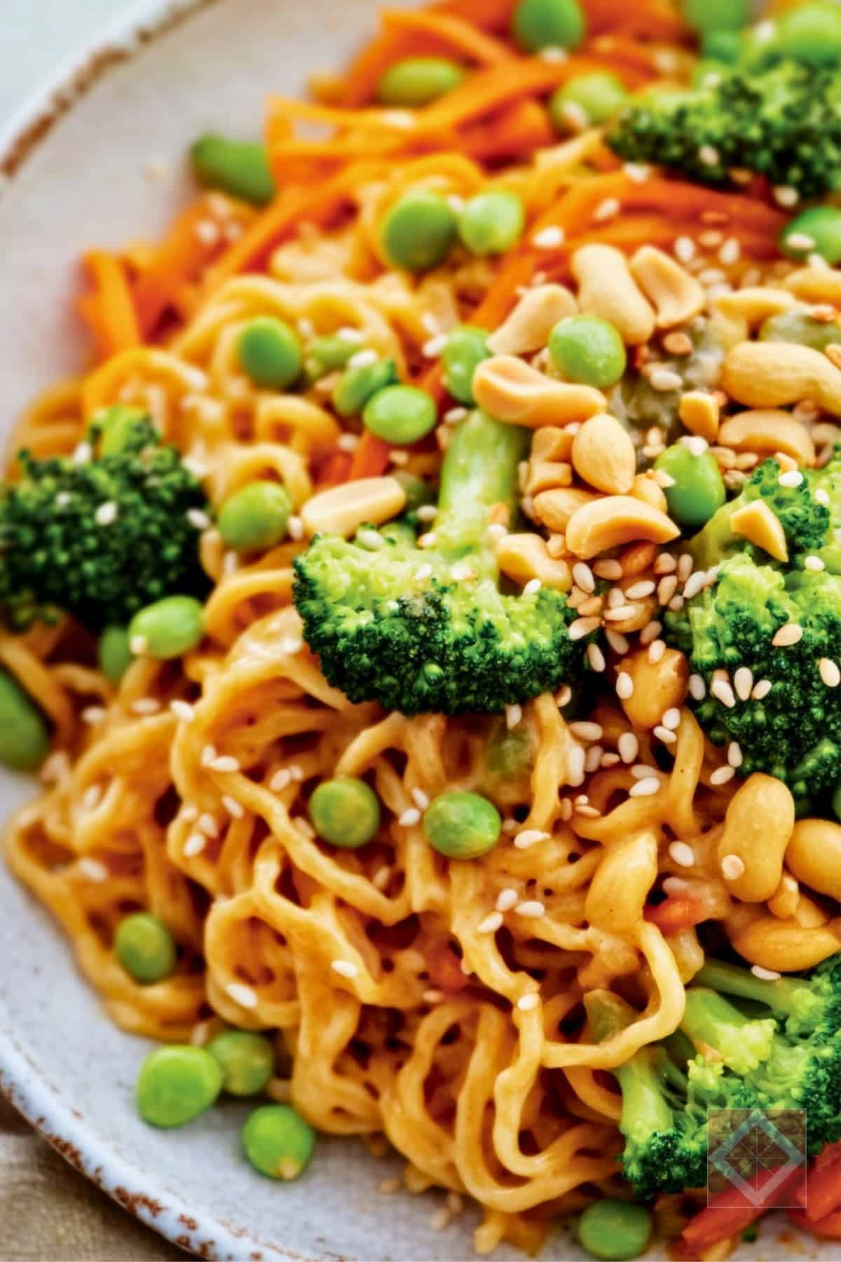 13 Quick Dinner Recipes You Can Make in 15 Minutes 12 13 Quick Dinner Recipes You Can Make in 15 Minutes - Veggie Peanut Noodles pin 1 midia 1