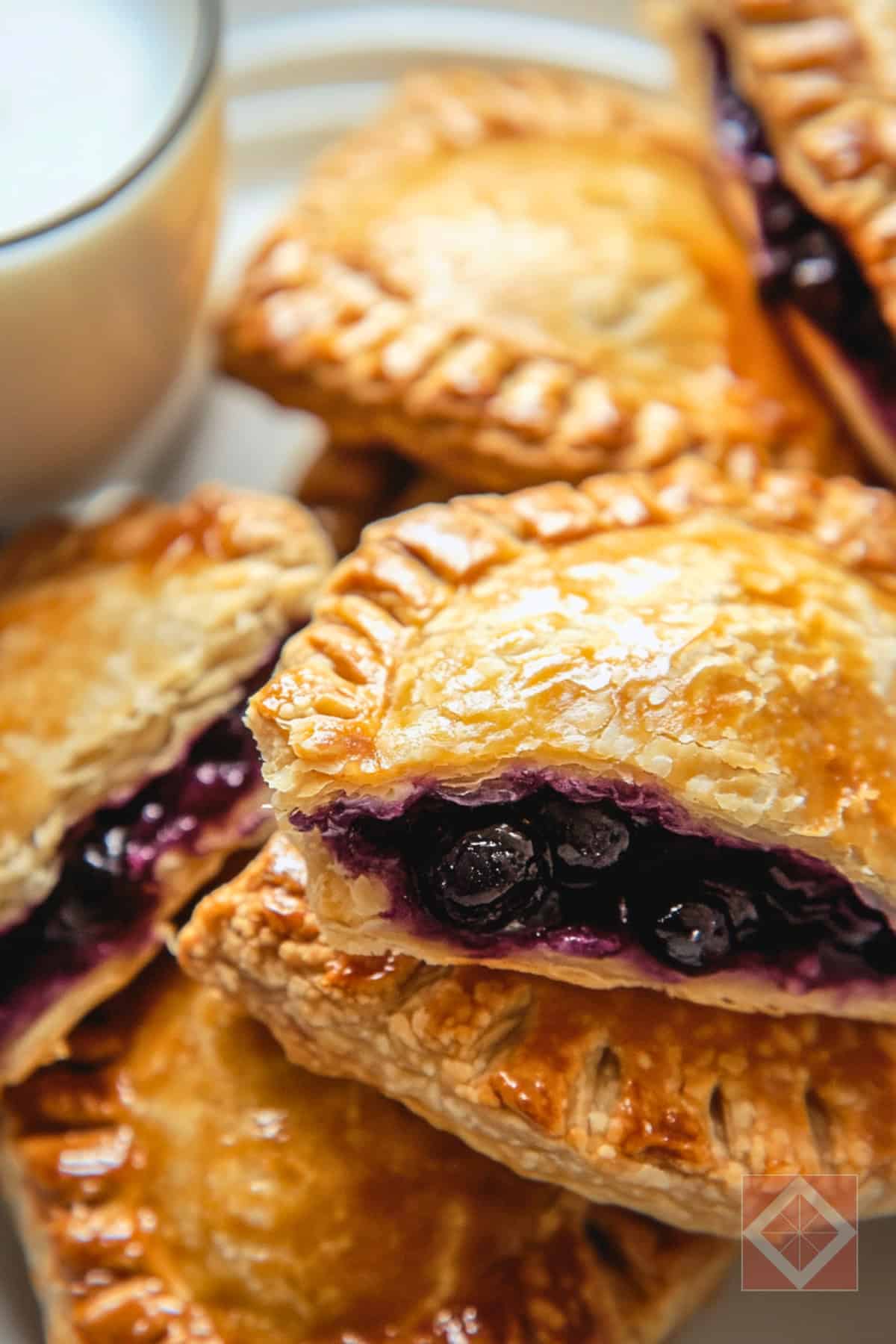 Quick & Simple Blueberry Hand Pies Recipe 3 Quick & Simple Blueberry Hand Pies Recipe - Blueberry Hand Pies pin 1 midia