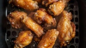 These Bacon-Dripped Chicken Wings Are Every Carnivore’s Dream Snack 1 These Bacon-Dripped Chicken Wings Are Every Carnivore’s Dream Snack - Crispy Chicken Wings midia