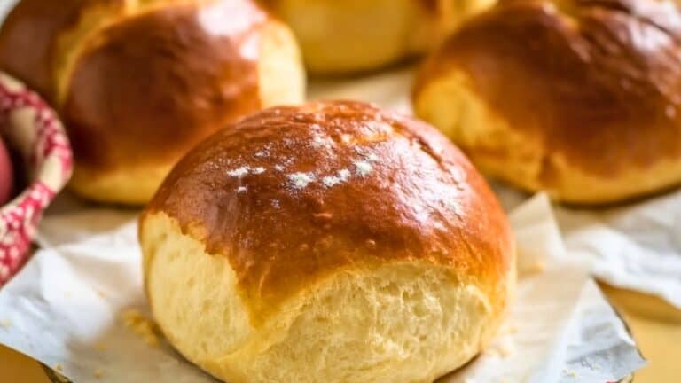 This Old-Fashioned Bun Recipe Might Be Better Than Brioche 5 This Old-Fashioned Bun Recipe Might Be Better Than Brioche - Fluffy Sally Lunn Buns midia