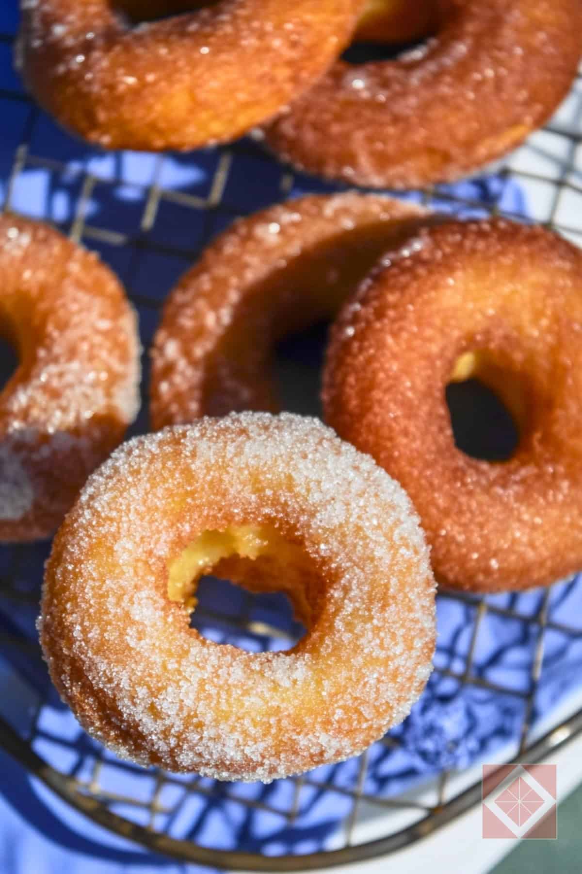 You’ve Never Had a Doughnut Like This—Thank the Potatoes 4 You’ve Never Had a Doughnut Like This—Thank the Potatoes - Golden Crispy Potato Doughnuts pin 2 midia