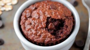 the secret to a fluffy, protein-packed muffin? greek yogurt. 1 the secret to a fluffy, protein-packed muffin? greek yogurt. - Greek Yogurt Chocolate Muffin midia