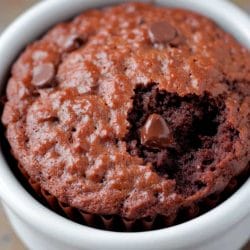 the secret to a fluffy, protein-packed muffin? greek yogurt. 5 the secret to a fluffy, protein-packed muffin? greek yogurt. - Greek Yogurt Chocolate Muffin midia