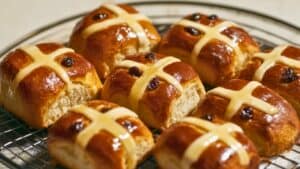 Hot Cross Buns: An Easter Tradition That Still Feels Fresh 1 Hot Cross Buns: An Easter Tradition That Still Feels Fresh - Hot Cross Buns midia
