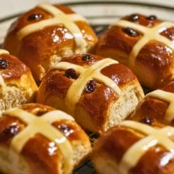Hot Cross Buns: An Easter Tradition That Still Feels Fresh 5 Hot Cross Buns: An Easter Tradition That Still Feels Fresh - Hot Cross Buns midia