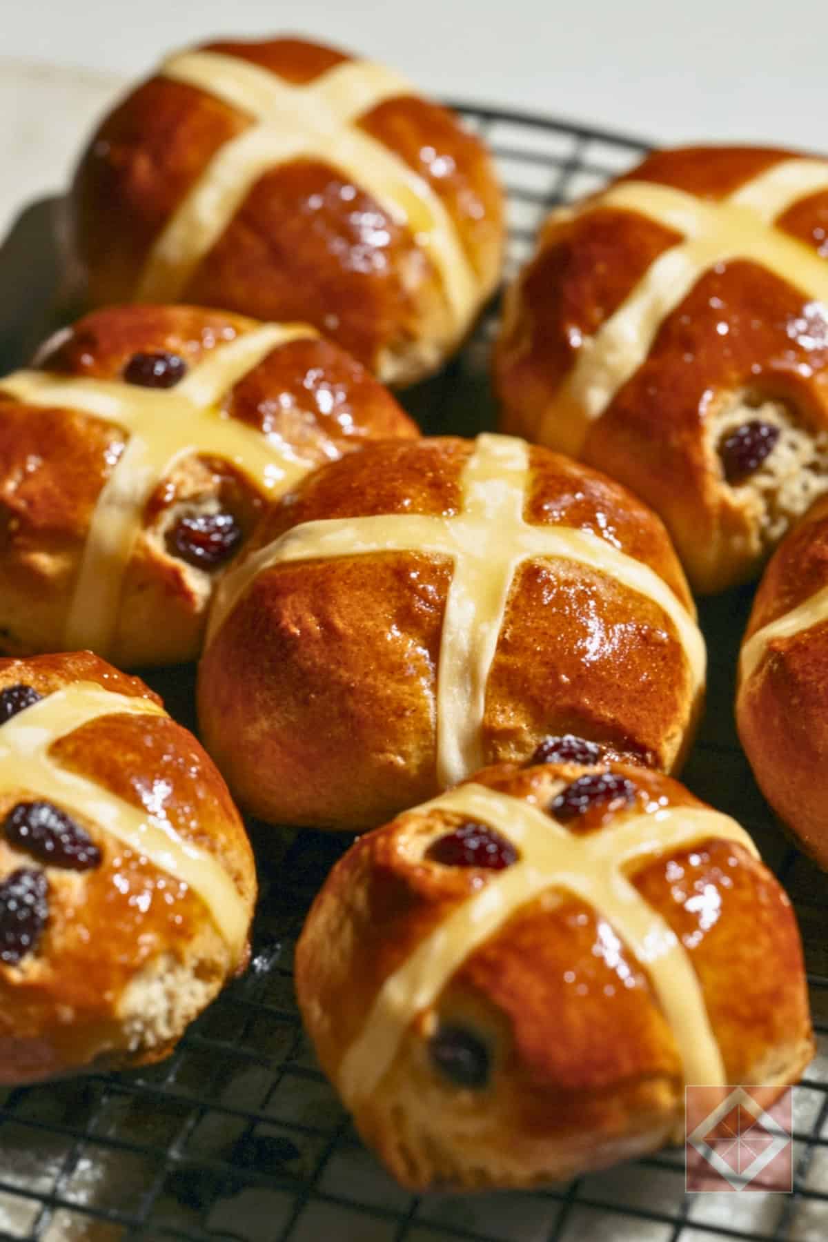 Hot Cross Buns: An Easter Tradition That Still Feels Fresh 3 Hot Cross Buns: An Easter Tradition That Still Feels Fresh - Hot Cross Buns pin 1 midia