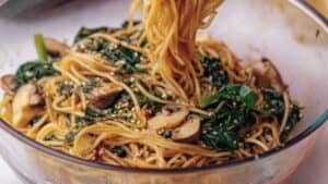 Lazy Asian Veggie Noodles for Effortless Nights 1 Lazy Asian Veggie Noodles for Effortless Nights - Lazy Veggie Noodles midia