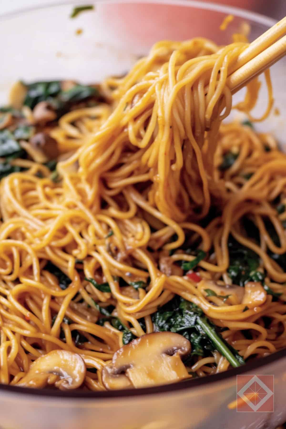 Lazy Asian Veggie Noodles for Effortless Nights 2 Lazy Asian Veggie Noodles for Effortless Nights - Lazy Veggie Noodles pin 1 midia