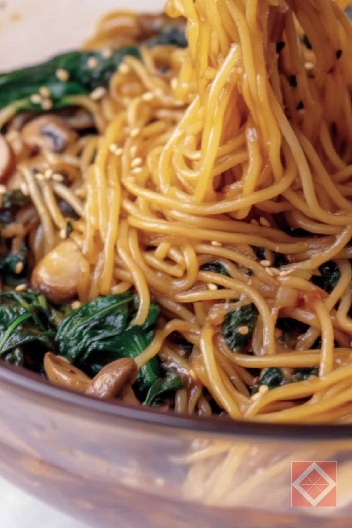 Lazy Asian Veggie Noodles for Effortless Nights 3 Lazy Asian Veggie Noodles for Effortless Nights - Lazy Veggie Noodles pin 2 midia