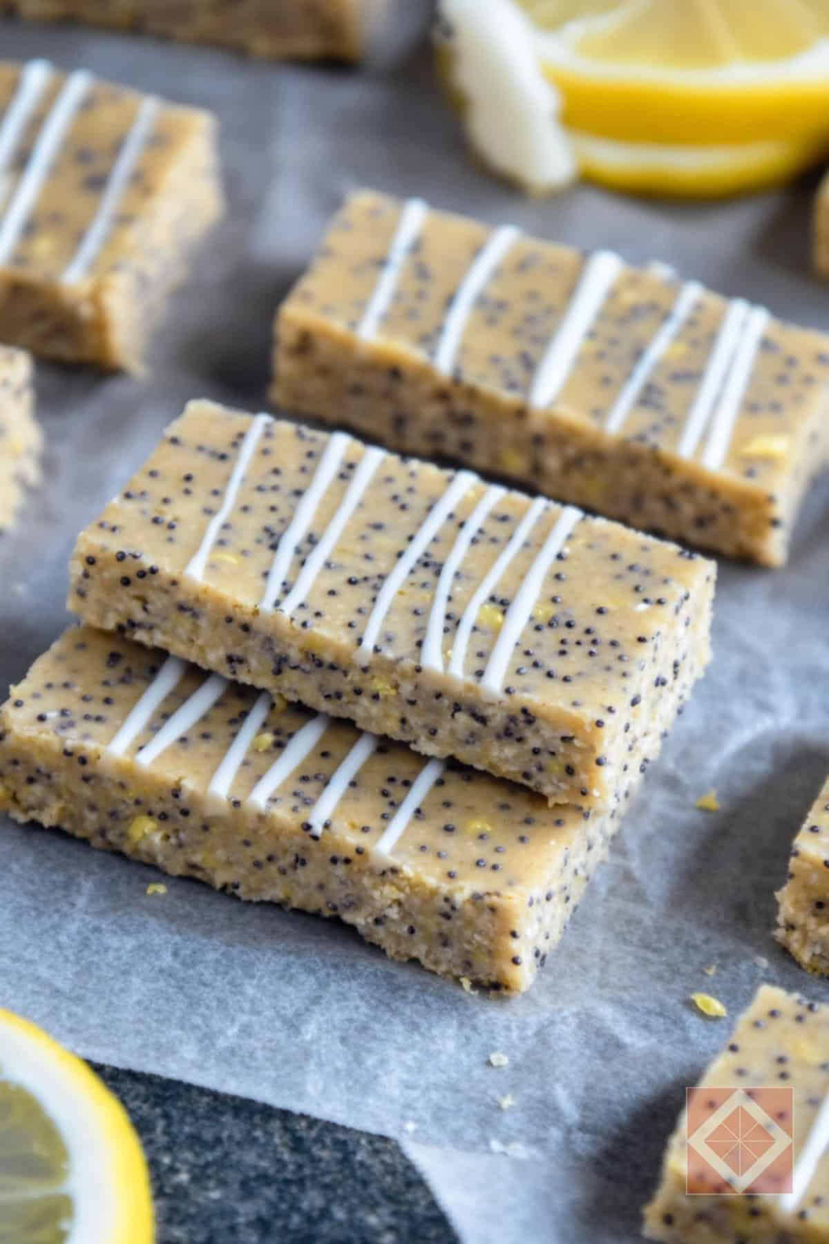Easy No-Bake Lemon Poppy Seed Protein Bars 3 Easy No-Bake Lemon Poppy Seed Protein Bars - No Bake Lemon Poppy Seed Protein Bars pin 1 midia