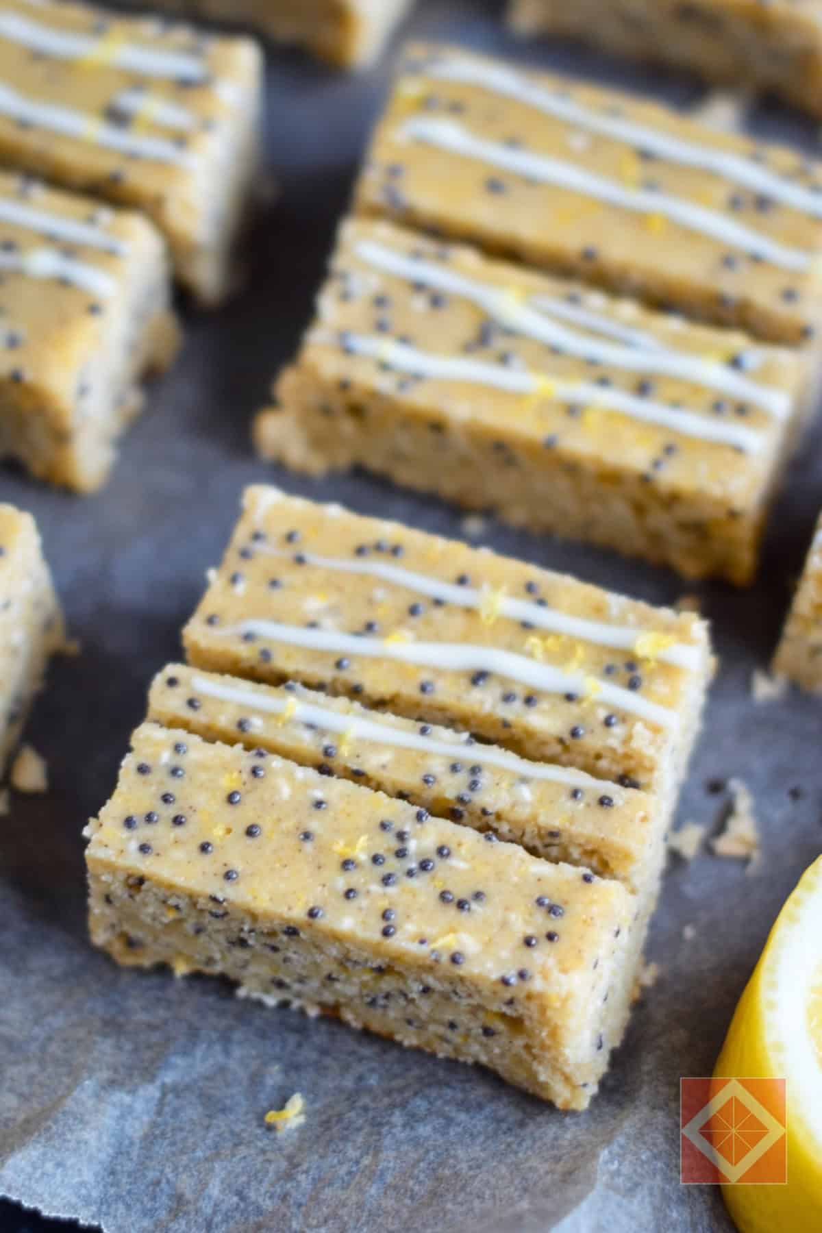 Easy No-Bake Lemon Poppy Seed Protein Bars 4 Easy No-Bake Lemon Poppy Seed Protein Bars - No Bake Lemon Poppy Seed Protein Bars pin 2 midia