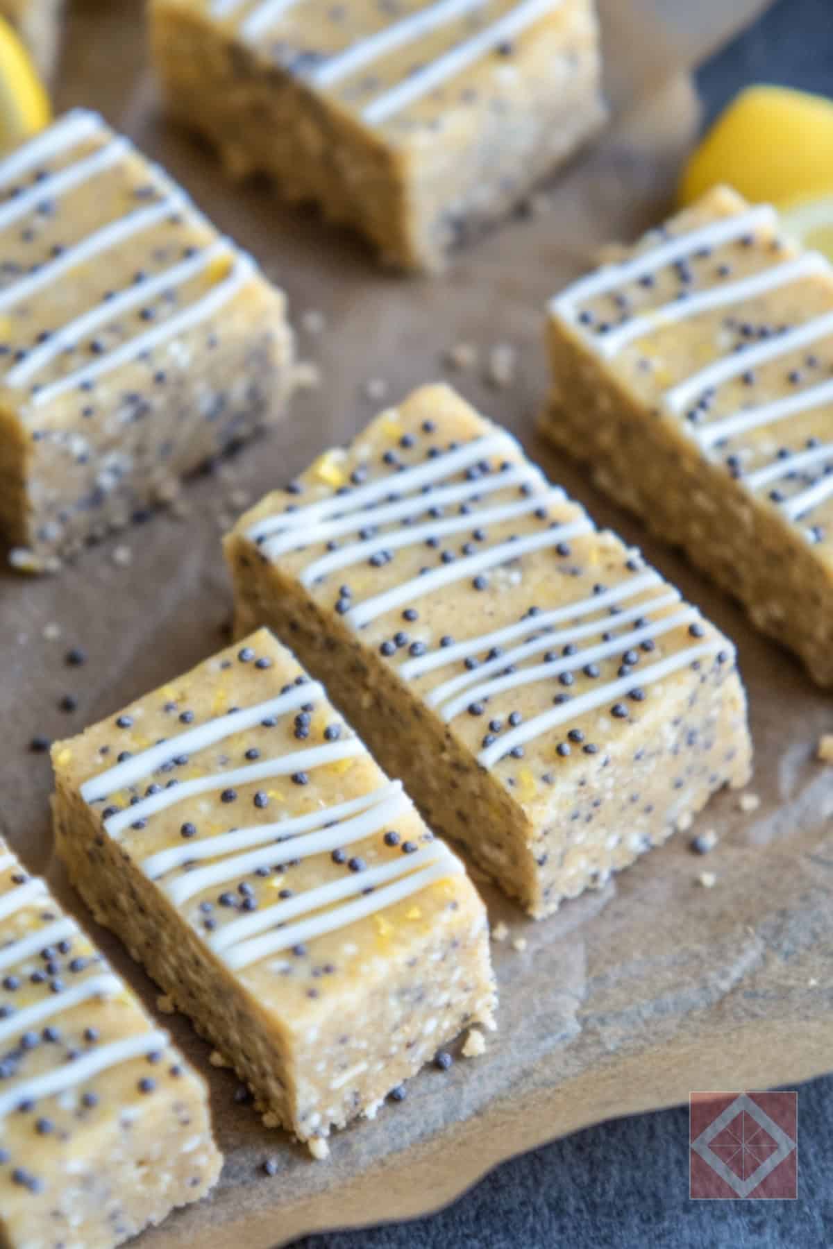 Easy No-Bake Lemon Poppy Seed Protein Bars 5 Easy No-Bake Lemon Poppy Seed Protein Bars - No Bake Lemon Poppy Seed Protein Bars pin 3 midia