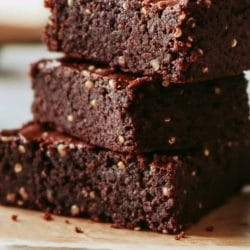 Quinoa Protein Brownies (Vegan and Actually Taste Like a Treat) 5 Quinoa Protein Brownies (Vegan and Actually Taste Like a Treat) - Quinoa Protein Brownies midia