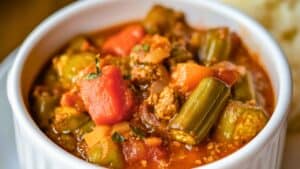 Slow-Cooked Soul Food Okra & Tomatoes with Spice 1 Slow-Cooked Soul Food Okra & Tomatoes with Spice - Slow Cooked Soul Food Okra Tomatoes with Spice midia