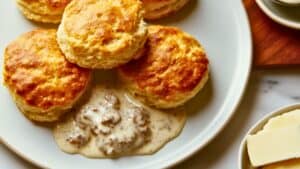 Light & Fluffy Southern Biscuits with Creamy Gravy 1 Light & Fluffy Southern Biscuits with Creamy Gravy - Southern Raised Biscuits with Spicy Sausage Cream Gravy midia