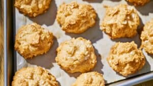 Cornflake Macaroons: Crispy, Chewy, and Straight Outta the Past 1 Cornflake Macaroons: Crispy, Chewy, and Straight Outta the Past - Sweet Crunchy Cornflake Macaroons midia