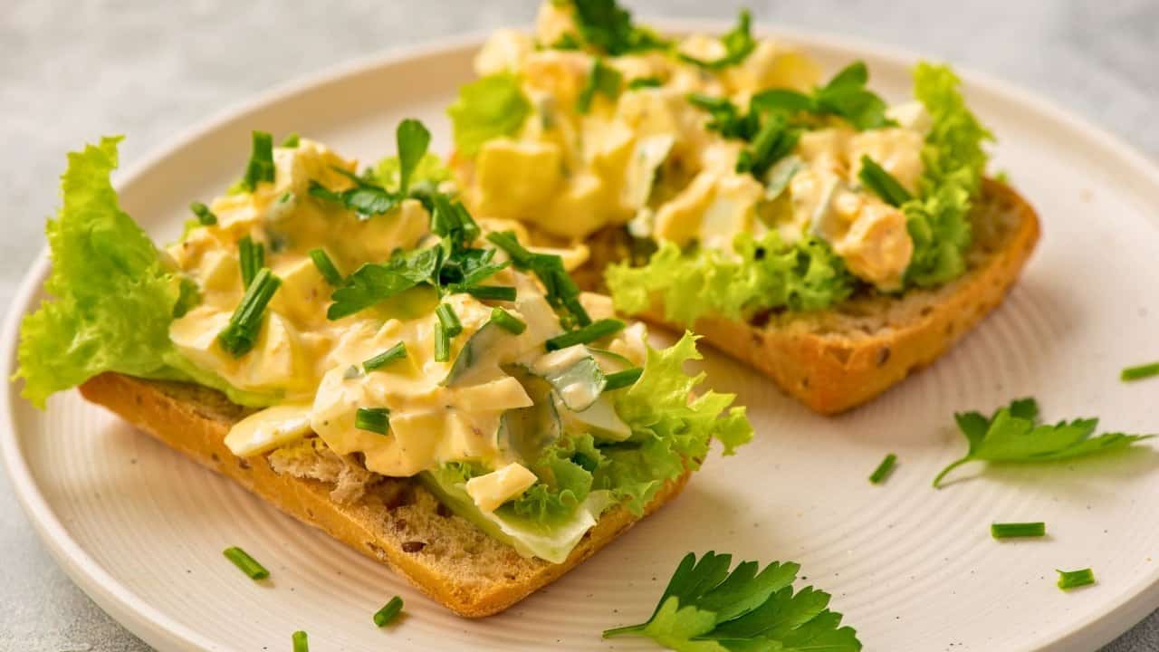 Why Egg Salad with Low-Carb Crackers Deserves a Spot in Your Weekly Rotation 4 Why Egg Salad with Low-Carb Crackers Deserves a Spot in Your Weekly Rotation - egg salad ss1922667965 dnoh