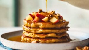 Healthy Apple-Cinnamon Pancake Recipe That Feel Like Dessert 1 Healthy Apple-Cinnamon Pancake Recipe That Feel Like Dessert - Apple Cinnamon Pancake midia