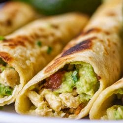 New Favorite Healthy Weeknight Taquitos Recipe 5 New Favorite Healthy Weeknight Taquitos Recipe - Baked Avocado Chicken Taquitos midia