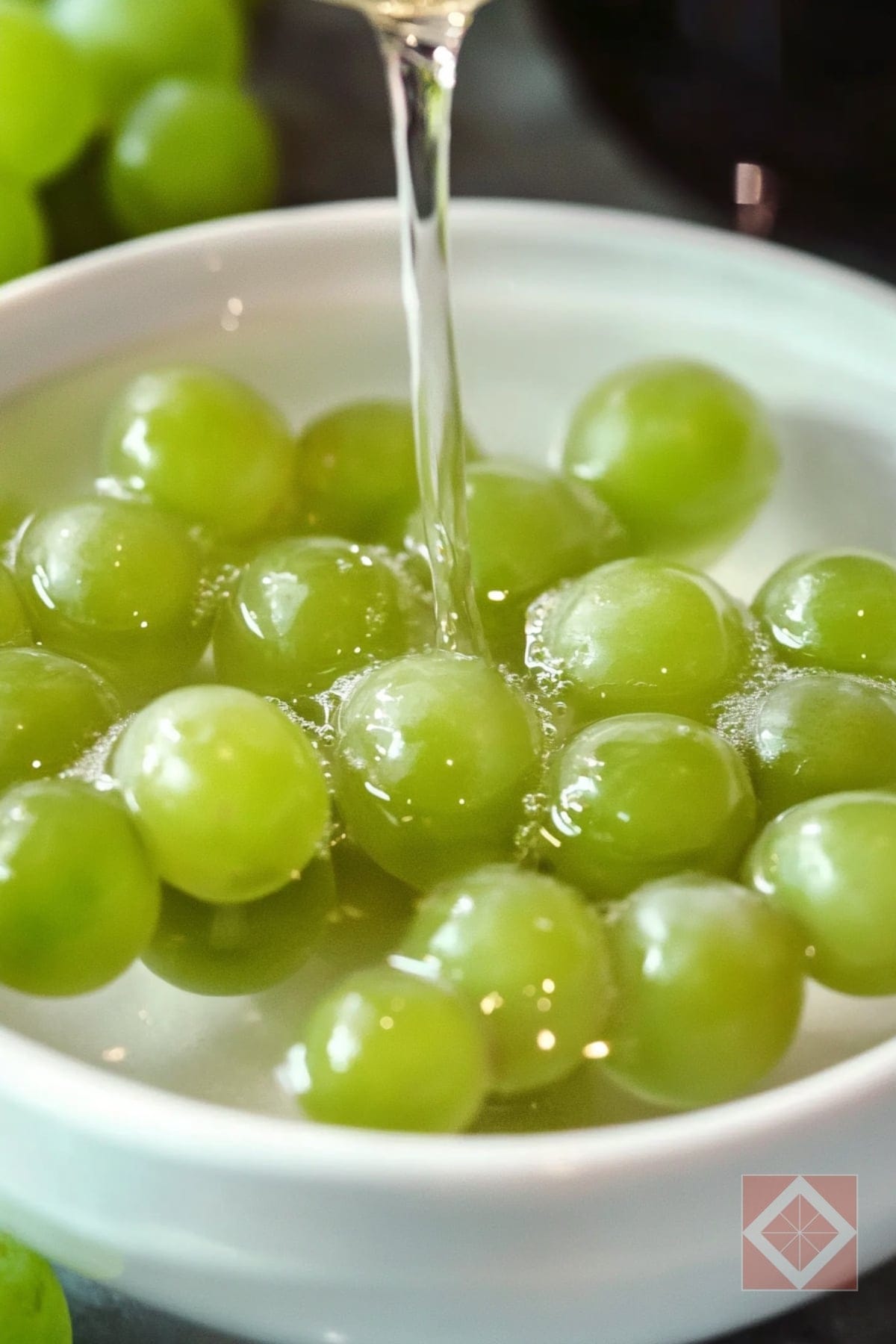 TikTok’s Boozy Grape Recipe You Need This Weekend 3 TikTok’s Boozy Grape Recipe You Need This Weekend - Boozy Grape pin 1 midia