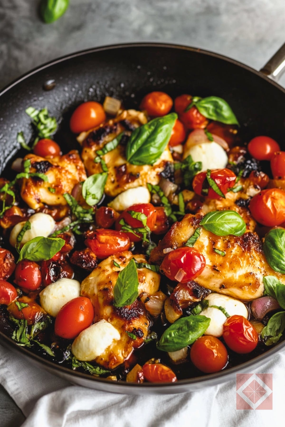 Caprese Chicken Skillet With Just 1 Pan & 45 Minutes 3 Caprese Chicken Skillet With Just 1 Pan & 45 Minutes - Caprese Chicken Skillet pin 1 midia