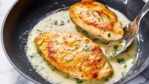 Juicy Chicken with Herb Pan Sauce Made Just for Two 1 Juicy Chicken with Herb Pan Sauce Made Just for Two - Chicken Breast Recipe with White Wine Herb Sauce midia