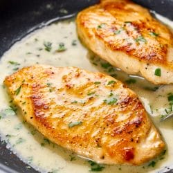 Juicy Chicken with Herb Pan Sauce Made Just for Two 4 Juicy Chicken with Herb Pan Sauce Made Just for Two - Chicken Breast Recipe with White Wine Herb Sauce midia