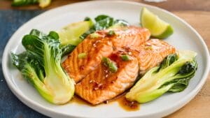 Spicy-Sweet Salmon Recipe for Two: Ready in 30 Minutes 1 Spicy-Sweet Salmon Recipe for Two: Ready in 30 Minutes - Chili Glazed Salmon with Bok Choy midia