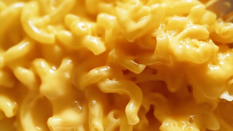 TikTok’s Creamy Mac & Cheese Recipe Is Wild 3 TikTok’s Creamy Mac & Cheese Recipe Is Wild - Creamy Mac Cheese midia
