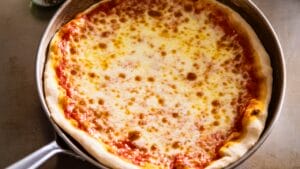Best Cheese Pizza to Try If You Cook for Two 1 Best Cheese Pizza to Try If You Cook for Two - Easy Skillet Cheese Pizza midia
