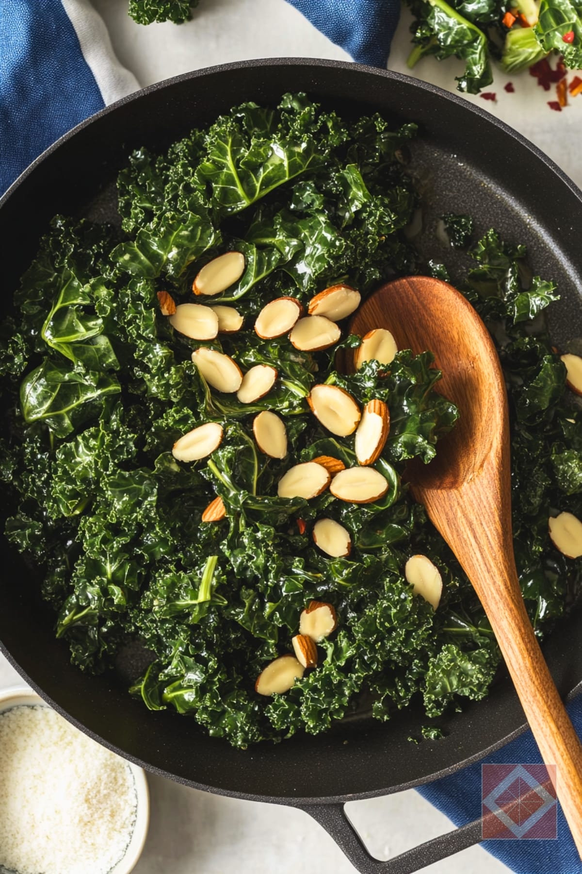 Quick Kale Recipe for Healthy Dinners Made Easy 3 Quick Kale Recipe for Healthy Dinners Made Easy - Garlicky Sauteed Kale with Almonds pin 2 midia