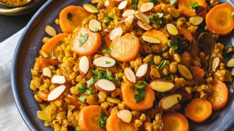 This Healthy Farro Recipe Is Way Too Good to Skip - Golden Carrots Farro midia