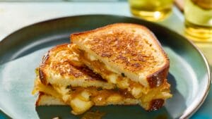 Crisp Apple Grilled Cheese Perfect for Two 1 Crisp Apple Grilled Cheese Perfect for Two - Grilled Cheese Recipe for Two with Caramelized Onion Apple midia