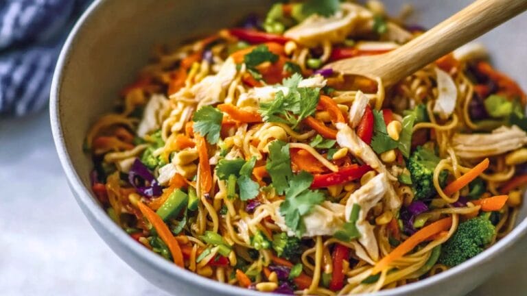 Asian Noodle Salad That’s Just the Right Kind of Spicy - Healthy Asian Noodle Salad with Spicy Peanut Dressing midia