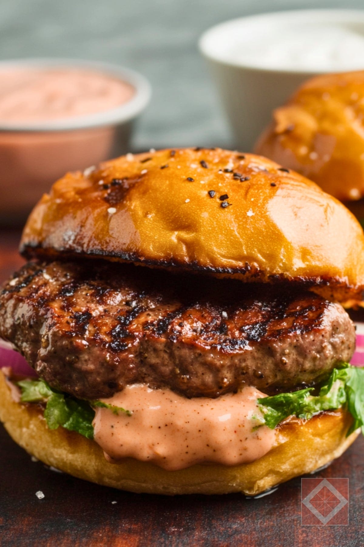 The Juciest Pub-Style Burger Recipe for Two People 3 The Juciest Pub-Style Burger Recipe for Two People - Juicy Pub Style Burgers pin 1 midia