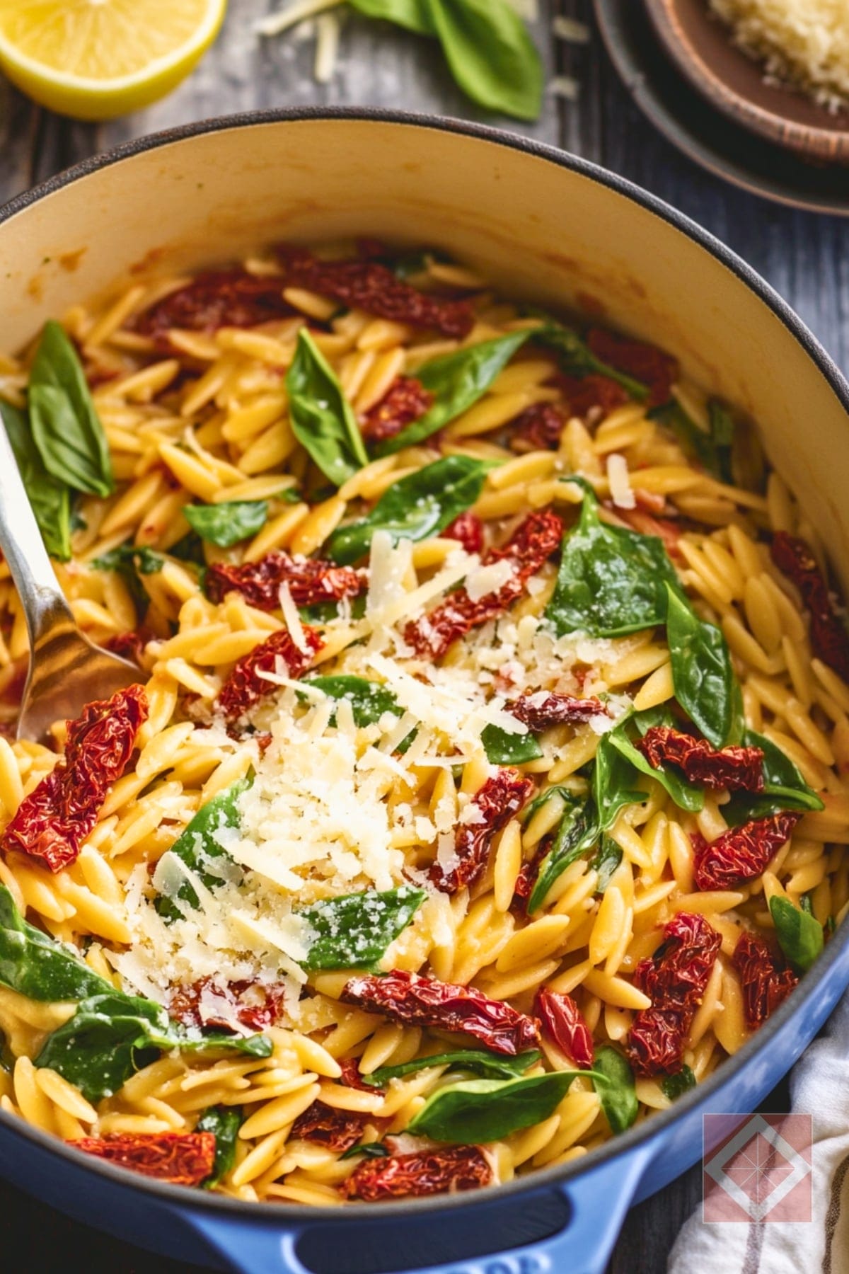 Easy & Healthy Spinach Orzo Recipe Everyone Can Enjoy 2 Easy & Healthy Spinach Orzo Recipe Everyone Can Enjoy - One Pot Sun Dried Tomato Orzo with Spinach pin 1 midia