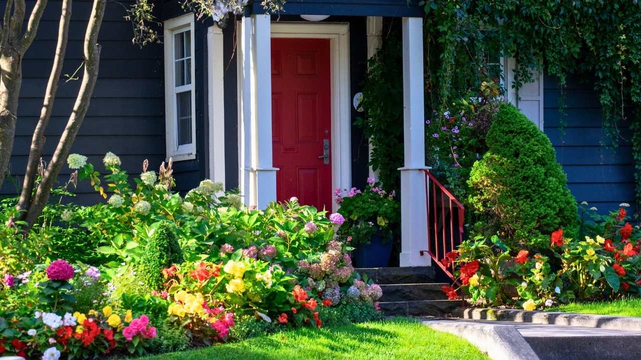 43 Beautiful Flower Bed Ideas to Try in Front of Your House 10 43 Beautiful Flower Bed Ideas to Try in Front of Your House - front yard flower bed idea ss dnoh 4 23 25 10