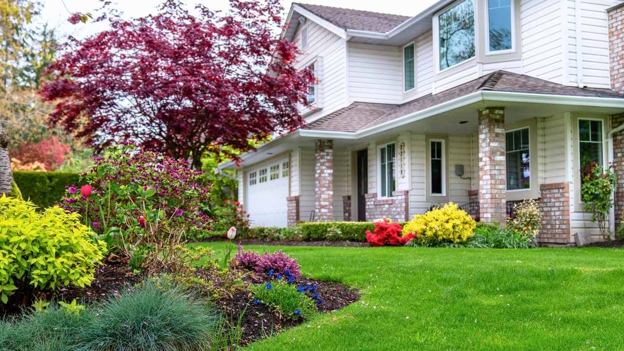 43 Beautiful Flower Bed Ideas to Try in Front of Your House 12 43 Beautiful Flower Bed Ideas to Try in Front of Your House - front yard flower bed idea ss dnoh 4 23 25 12