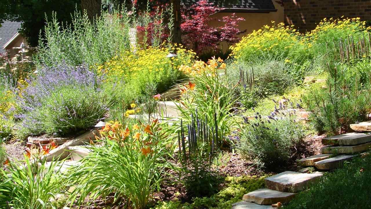 43 Beautiful Flower Bed Ideas to Try in Front of Your House 19 43 Beautiful Flower Bed Ideas to Try in Front of Your House - front yard flower bed idea ss dnoh 4 23 25 19