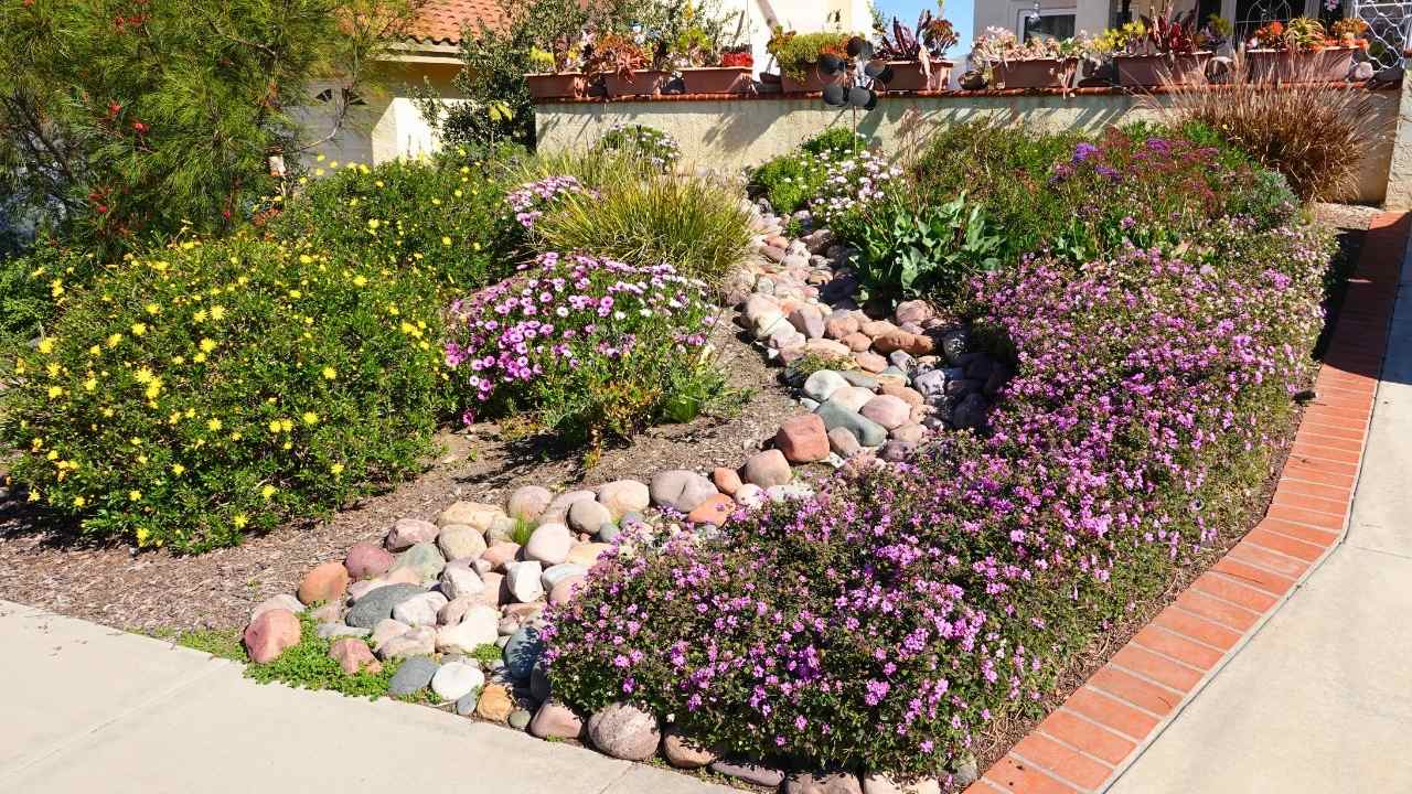 43 Beautiful Flower Bed Ideas to Try in Front of Your House 22 43 Beautiful Flower Bed Ideas to Try in Front of Your House - front yard flower bed idea ss dnoh 4 23 25 22