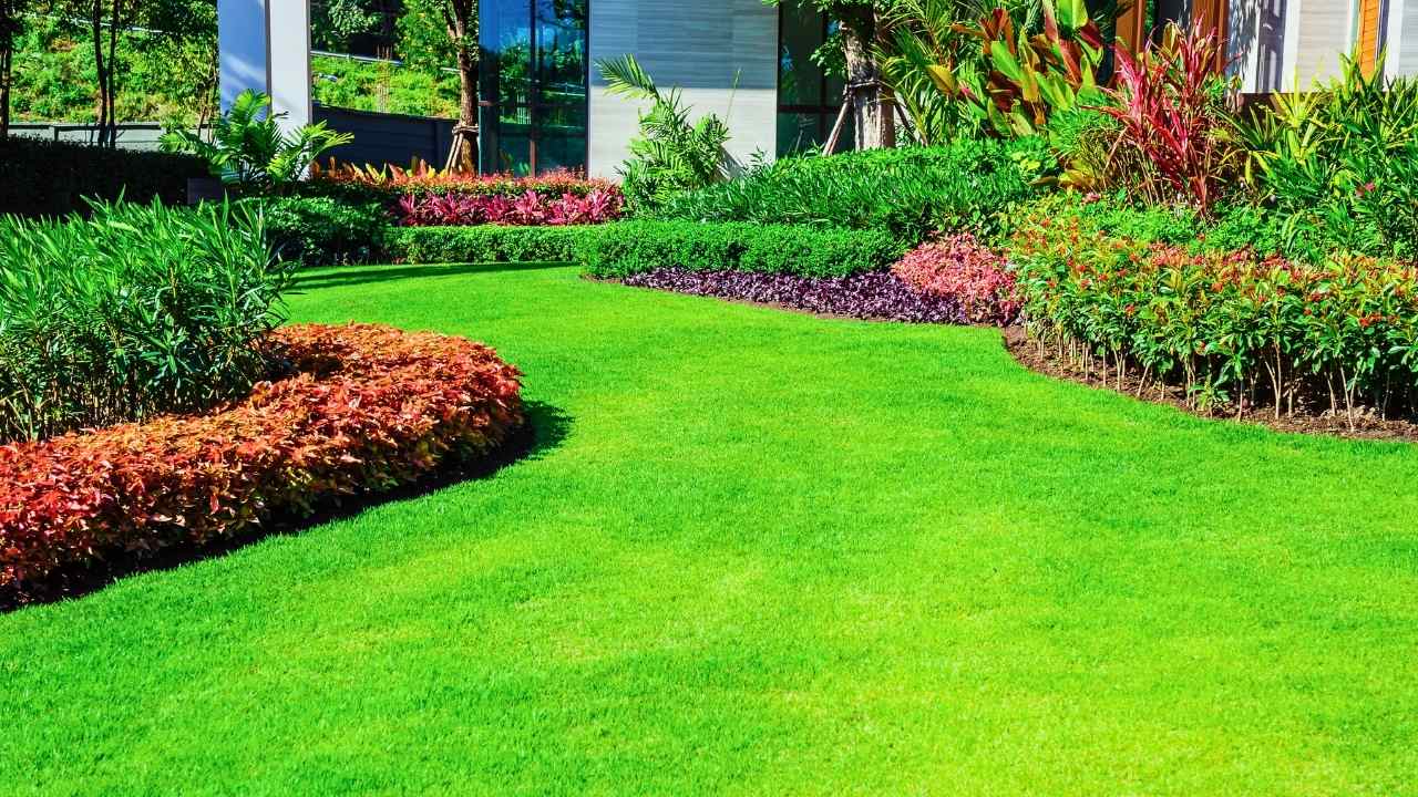 43 Beautiful Flower Bed Ideas to Try in Front of Your House 23 43 Beautiful Flower Bed Ideas to Try in Front of Your House - front yard flower bed idea ss dnoh 4 23 25 23