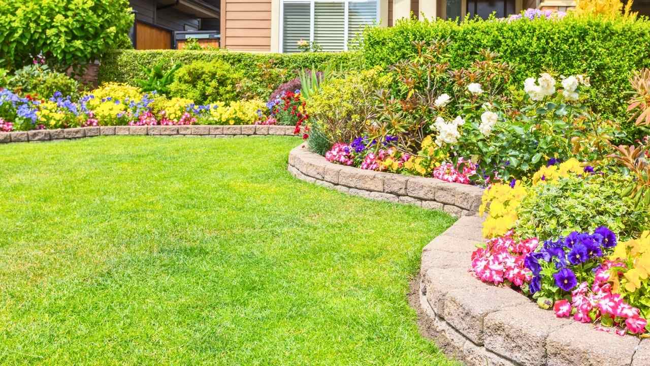 43 Beautiful Flower Bed Ideas to Try in Front of Your House 26 43 Beautiful Flower Bed Ideas to Try in Front of Your House - front yard flower bed idea ss dnoh 4 23 25 26