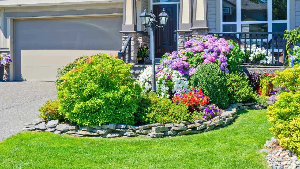 43 Beautiful Flower Bed Ideas to Try in Front of Your House 27 43 Beautiful Flower Bed Ideas to Try in Front of Your House - front yard flower bed idea ss dnoh 4 23 25 27