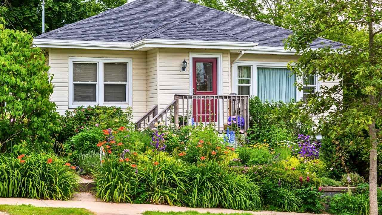 43 Beautiful Flower Bed Ideas to Try in Front of Your House 31 43 Beautiful Flower Bed Ideas to Try in Front of Your House - front yard flower bed idea ss dnoh 4 23 25 31