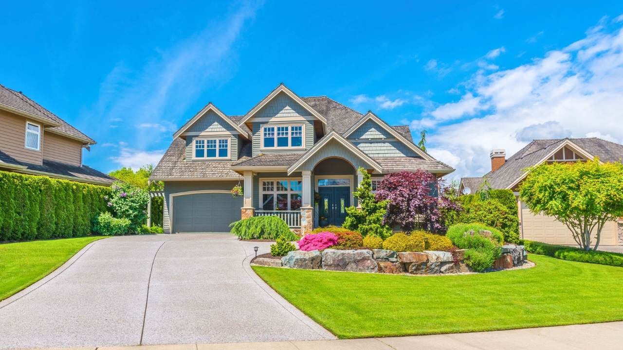 43 Beautiful Flower Bed Ideas to Try in Front of Your House 32 43 Beautiful Flower Bed Ideas to Try in Front of Your House - front yard flower bed idea ss dnoh 4 23 25 32