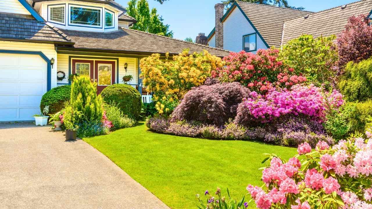 43 Beautiful Flower Bed Ideas to Try in Front of Your House 33 43 Beautiful Flower Bed Ideas to Try in Front of Your House - front yard flower bed idea ss dnoh 4 23 25 33